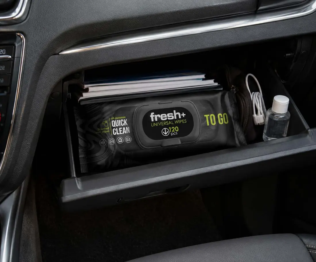 Упаковка вологих серветок fresh+ у бардачку автомобіля
